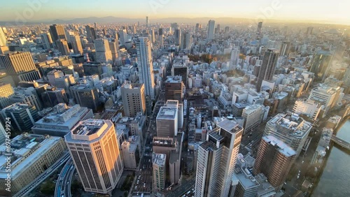 都会のビル群を見下ろす