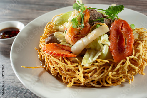 Foto A closeup view of a Vietnamese crispy noodle dish called mi xao gion hai san