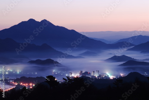 	夜明け前の雲海と透ける街の灯り photo