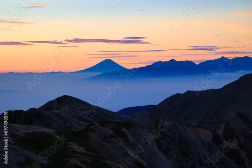 北アルプスの大天井岳から眺めた朝焼けの富士山