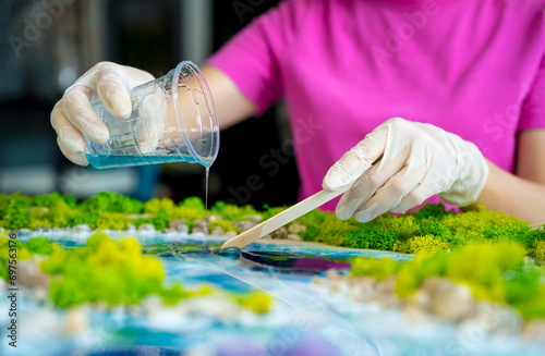 The process of making the art decor of epoxy resin, natural stones and moss