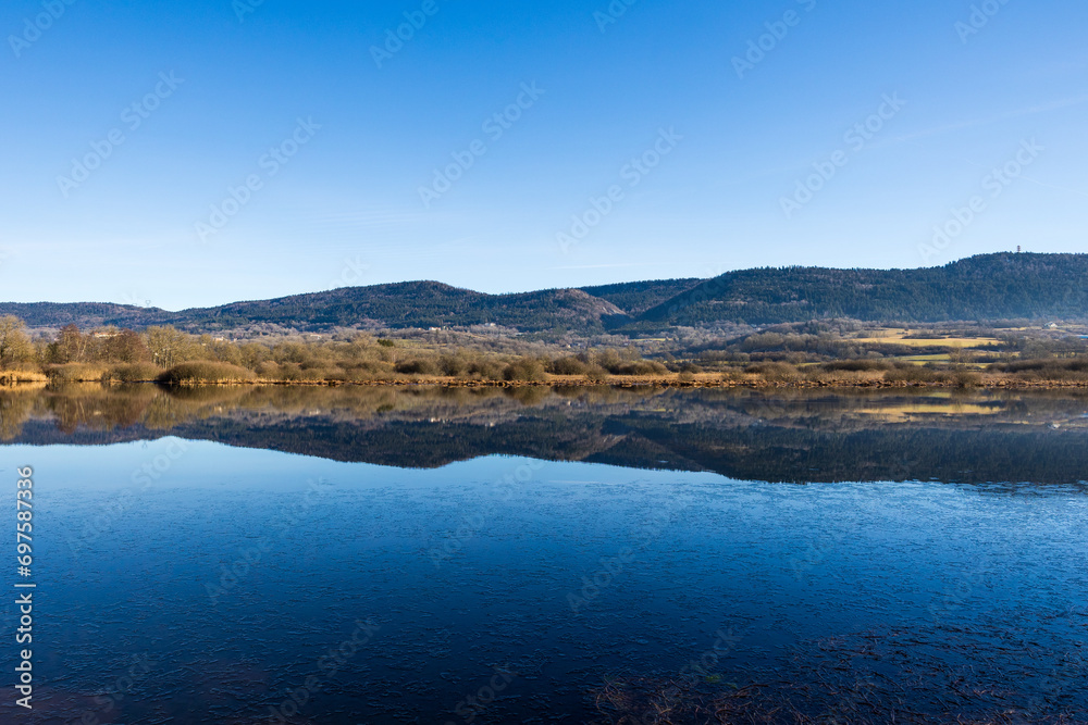 Etang des Lésines et Marais de Vaux sur le Plateau d’Hauteville en hiver Etang des Lésines et Marais de Vaux sur le Plateau d’Hauteville en hiver