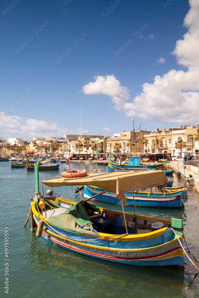 Bateau traditionnel dans un port sur l'île de Malte.