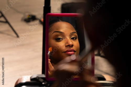 Canvas-taulu Jeune femme métisse dans un miroir se maquillant