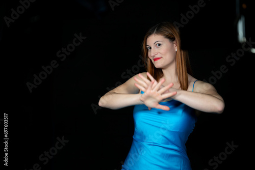 Jeune femme rousse en pose studio avec une robe bleue
