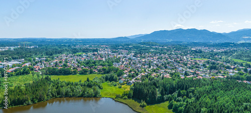 Obraz na płótnie Panoramablick auf Penzberg in Oberbayern, vom Huberer Weiher aus gesehen