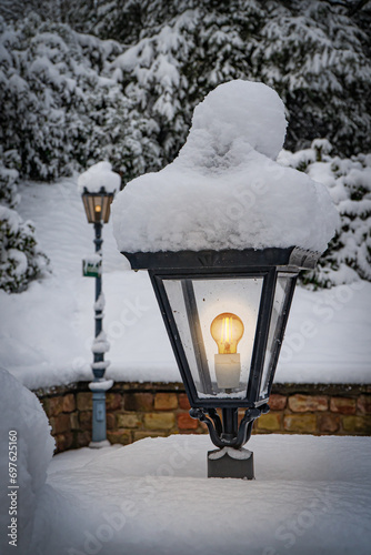 Alte schneebedeckte, leuchtende Lampe 
