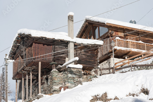 Baite e chalet in montagna con la neve 