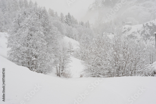 Paesaggio alpino innevato invernale photo