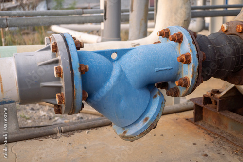 Fotografija Y strainer on suction of the pump with corrosive bolt nut