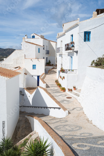Paisaje del pueblo andaluz de Frigiliana (Málaga), con sus típicas casas de color blanco encalado y ventanas azules