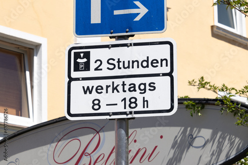 Schild kennzeichnet Parkdauer mit Parkscheibe auf einem Parkplatz