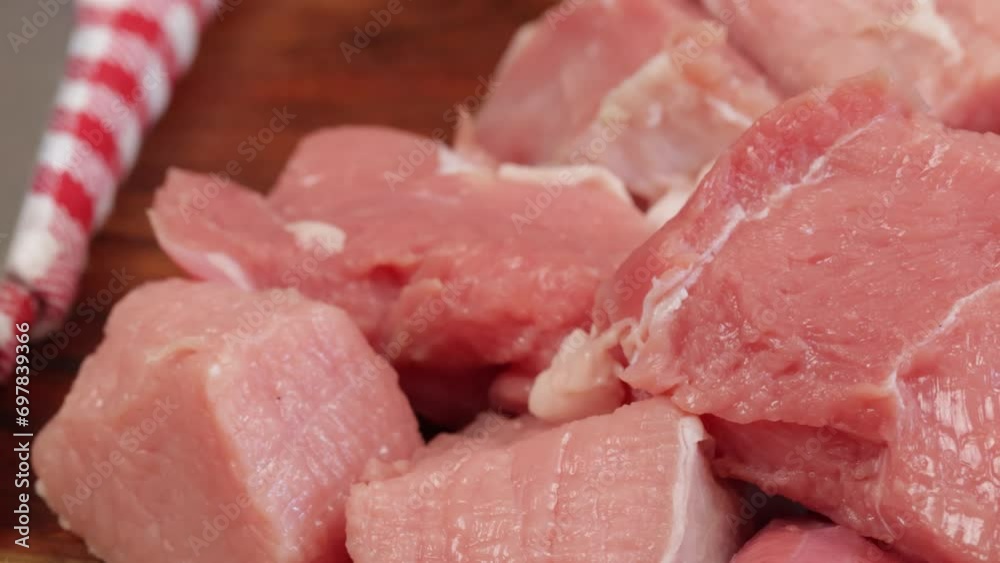 blanquette de veau cru, en gros plan, sur une planche à découper blanquette de veau cru, en gros plan, sur une planche à découper