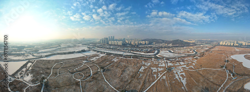 하늘에서 본 눈 내린 겨울 들판과 도시 풍경 photo