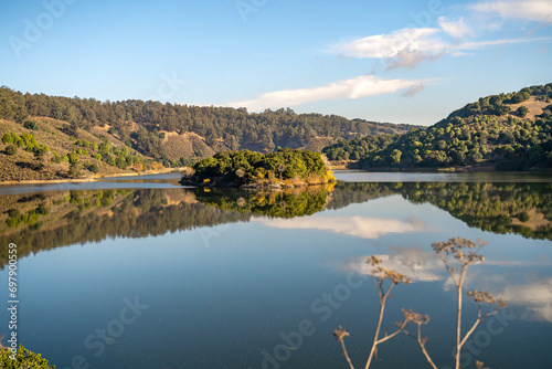 Fototapeta Naklejka Na Ścianę i Meble -  Lake Chabot Regional Park. Autumn landscape.