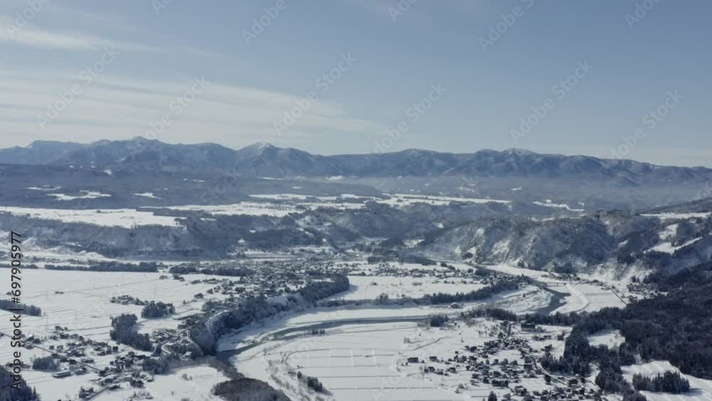 ドローン映像:真っ白な雪に覆われた雪国の風景 ドローン映像:真っ白な雪に覆われた雪国の風景