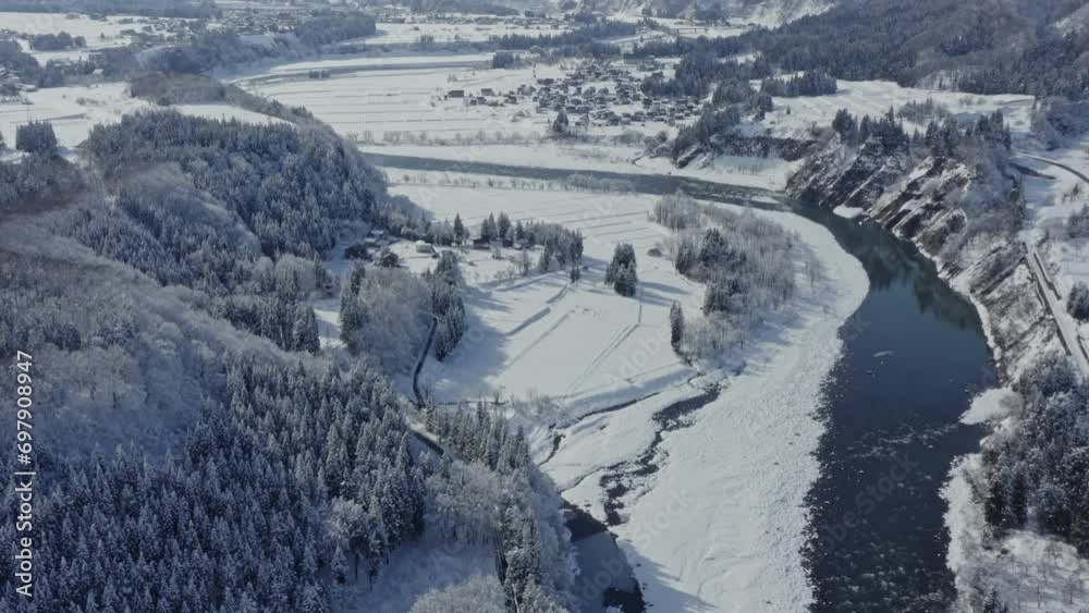 ドローン映像:真っ白な雪に覆われた雪国の風景 ドローン映像:真っ白な雪に覆われた雪国の風景