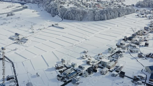 ドローン映像：真っ白な雪を被った雪国の風景