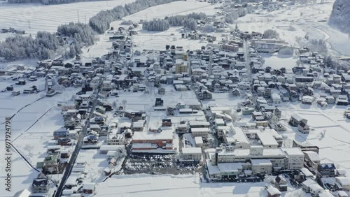 ドローン映像：真っ白な雪を被った雪国の風景