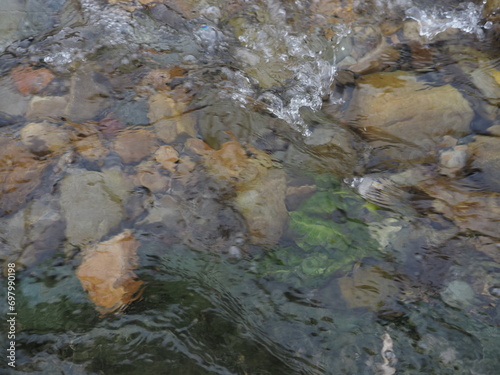 Reglejo de agua del rio photo
