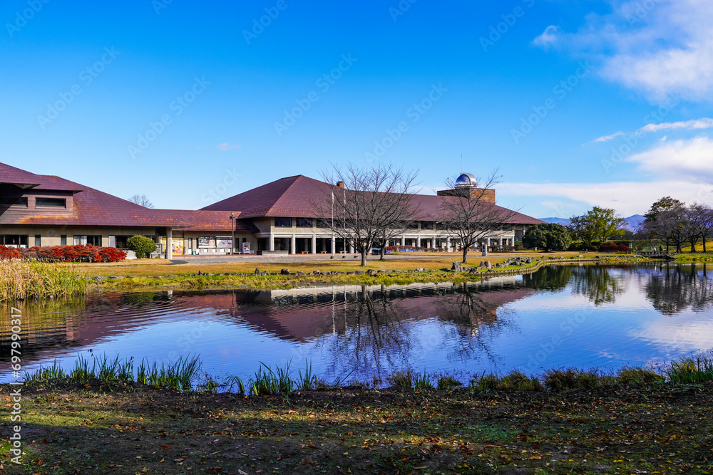 Obraz premium 川中島古戦場に建つ長野市立博物館（長野県長野市）