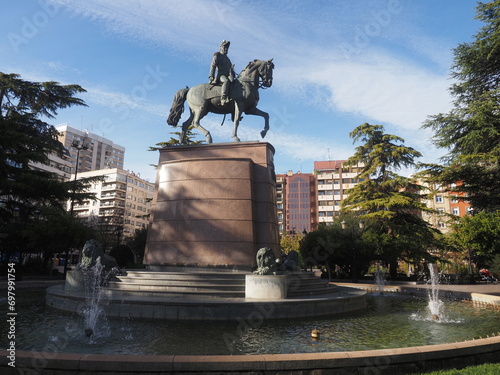 Estatua en parque con caballo