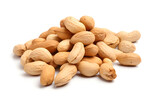 Weiße Erdnusspracht: Frische Erdnüsse auf reinem Hintergrund für gesunden Knabberspaß