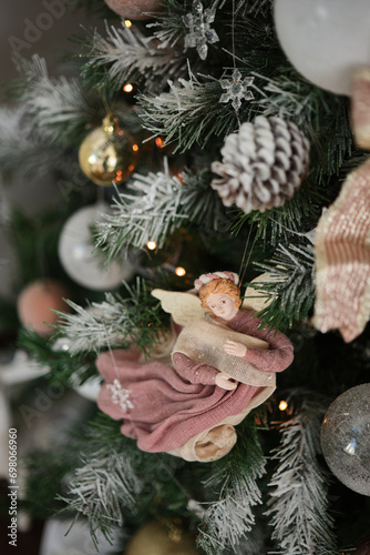 Christmas tree decorations (ID: 698066960)