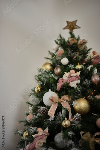 Christmas tree decorations (ID: 698066977)