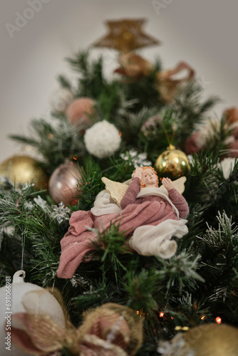Christmas tree decorations (ID: 698066981)