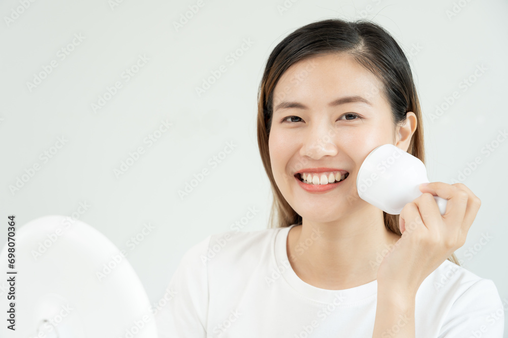 beautiful Asian women use tools to tighten their pores. Healthy faces. Facial care and treatment. Skin advertising. Face cream, anti wrinkle, baby face, whitening, moisturizing, pore tightening serum beautiful Asian women use tools to tighten their pores. Healthy faces. Facial care and treatment. Skin advertising. Face cream, anti wrinkle, baby face, whitening, moisturizing, pore tightening serum