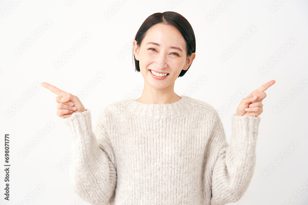 両側を指差す中年女性 白背景 両側を指差す中年女性 白背景