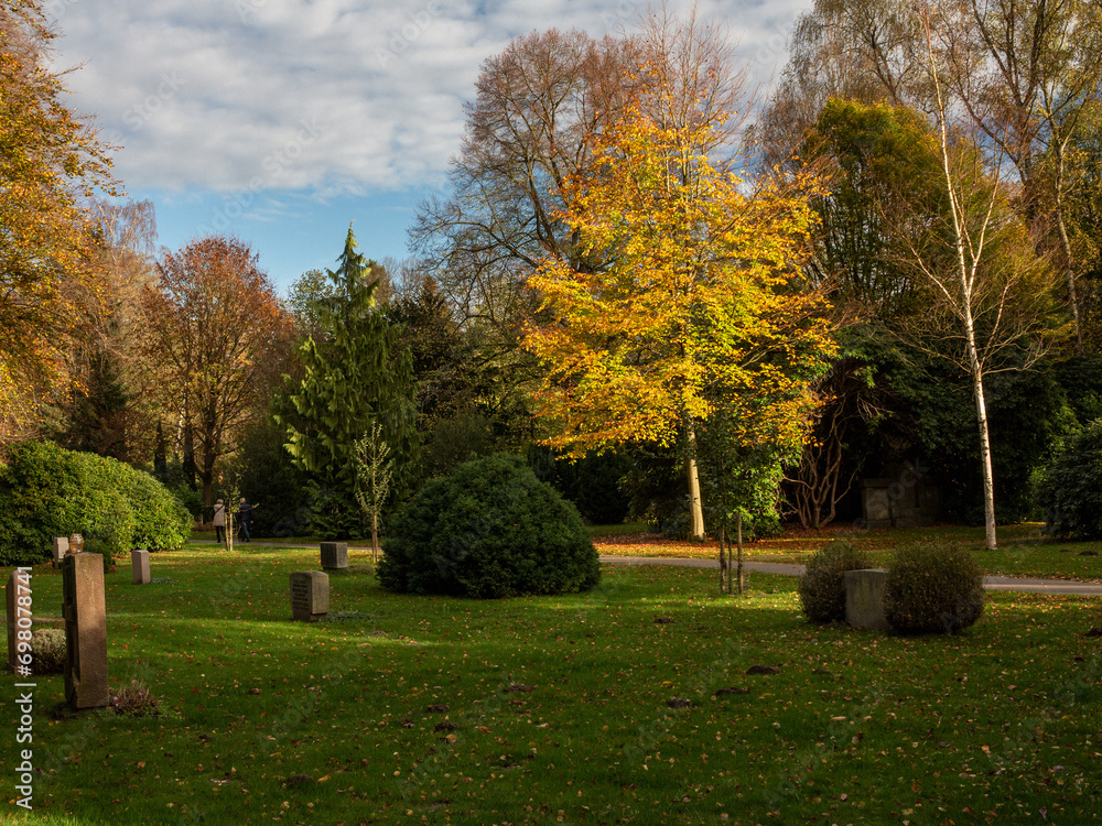 Fototapeta premium Autum at Hamburg Ohlsdorf Park Cemetery