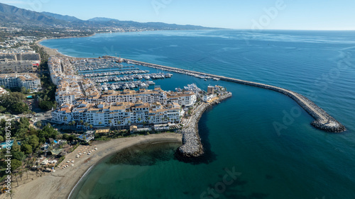 bonita vista aérea de puerto banús en la provincia de Málaga, España