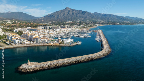 bonita vista aérea de puerto banús en la provincia de Málaga, España