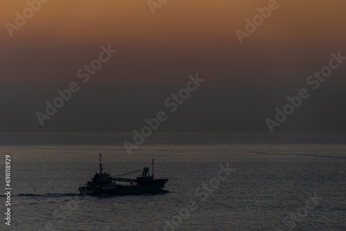 朝焼けの始まる頃の海をゆく船20231121