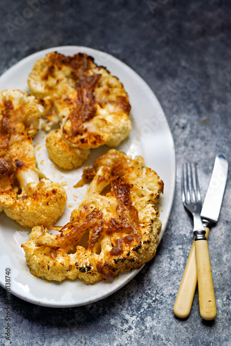 Obraz na płótnie baked cauliflower steak w salonie