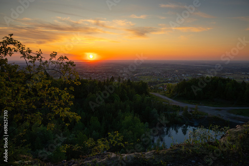 Fototapeta Naklejka Na Ścianę i Meble -  Widok na zachód słońca ze wzgórza, piękne niebo i wieczorne chmury