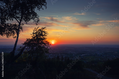 Fototapeta Naklejka Na Ścianę i Meble -  Widok na zachód słońca ze wzgórza, piękne niebo i wieczorne chmury