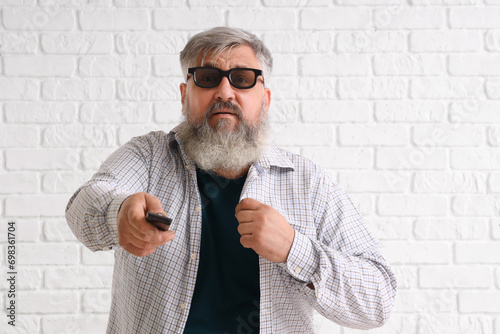 Mature man in 3D glasses wa...