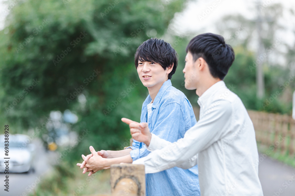 歩道を歩く2人の男性 two men walking on the sidewalk 歩道を歩く2人の男性 two men walking on the sidewalk