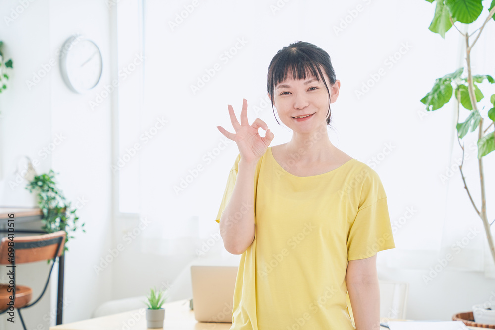 OKサインを出す自宅で仕事をする女性 立ちポーズ OKサインを出す自宅で仕事をする女性 立ちポーズ