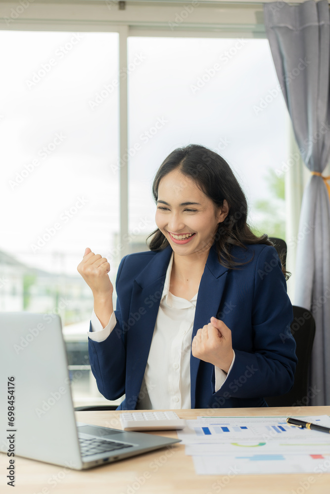 Obraz premium Asian businesswoman having online financial meeting with laptop Confident business executive using laptop computer having video conference, virtual meeting, financial advisor, fund research.