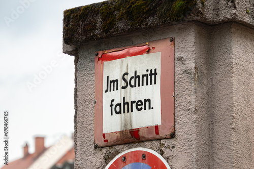 Verkehrszeichen mit Tempolimit Schrittgeschwindigkeit photo