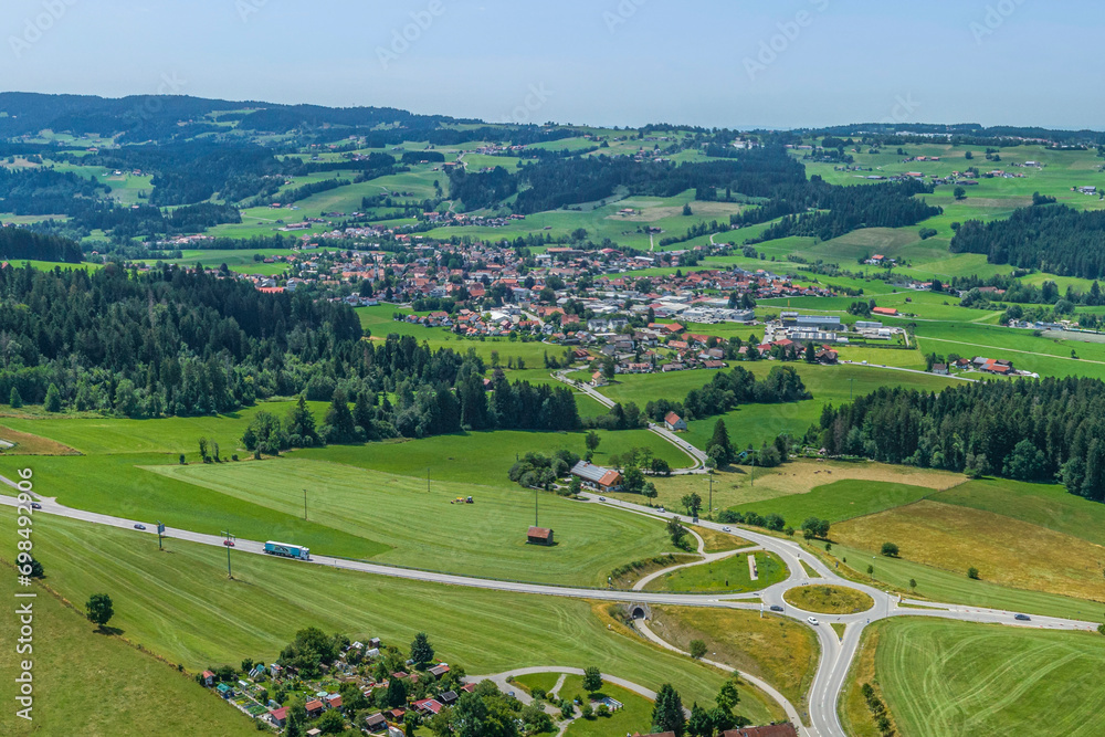 Blick in das Rothachtal im Westallgäu auf die Gemeinde Weiler