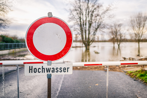 Schild Straßensperrung bei Hochwasser an einem Fluss
 photo
