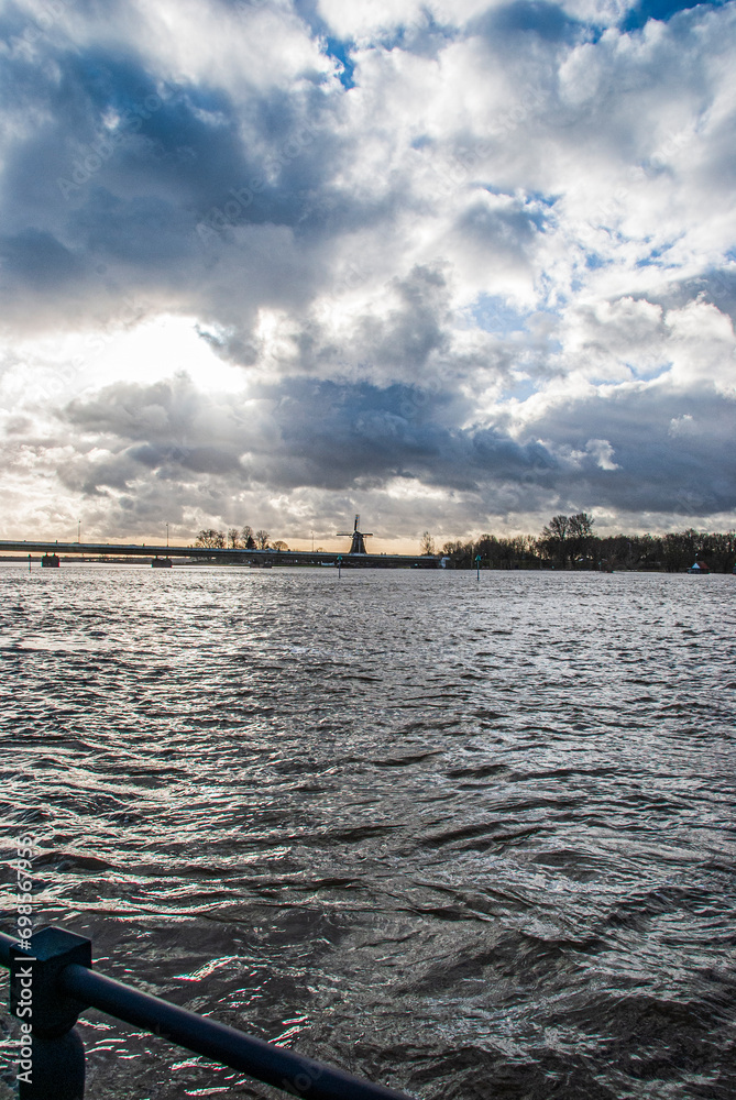 Hoog water van de IJssel in Deventer met Kerstmis, Netherlands
