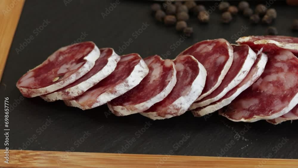 saucisson sec tranché sur une planche à découper saucisson sec tranché sur une planche à découper