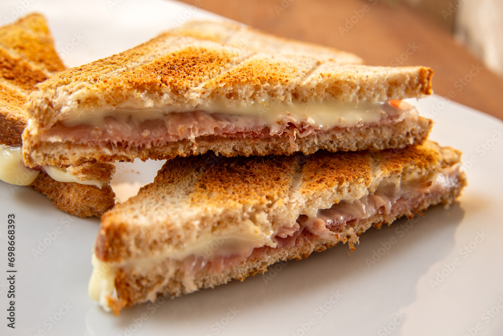 Deliziosi toast farciti con prosciutto e formaggio fuso Deliziosi toast farciti con prosciutto e formaggio fuso