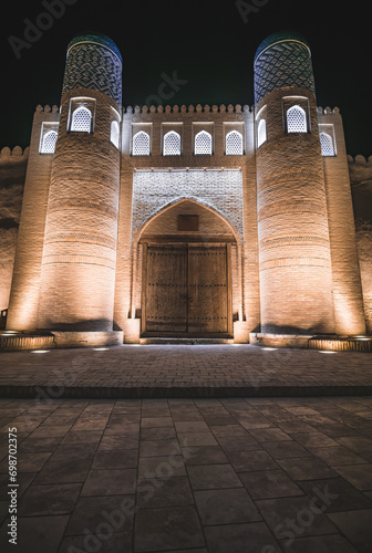 Canvas Print Central gate made of brick with large wooden doors to Zindan in the evening in t